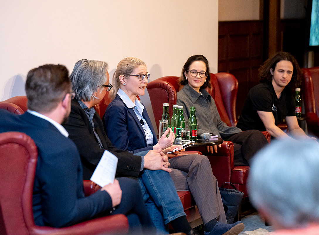 Hermine Mitter bei der Podiumsdiskussion ©Rizar.photo
