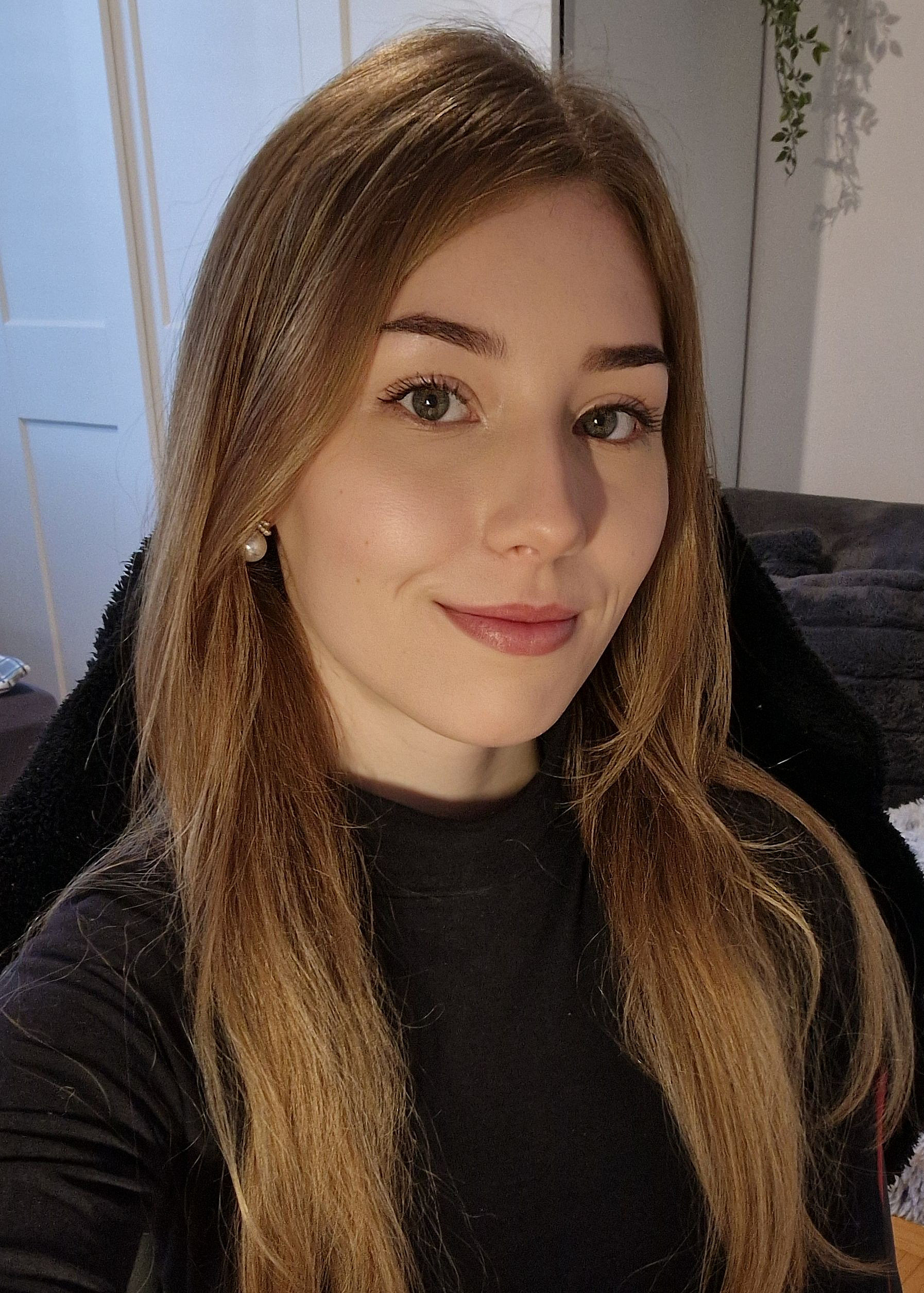 Frau Maier mit schwarzem Pullover