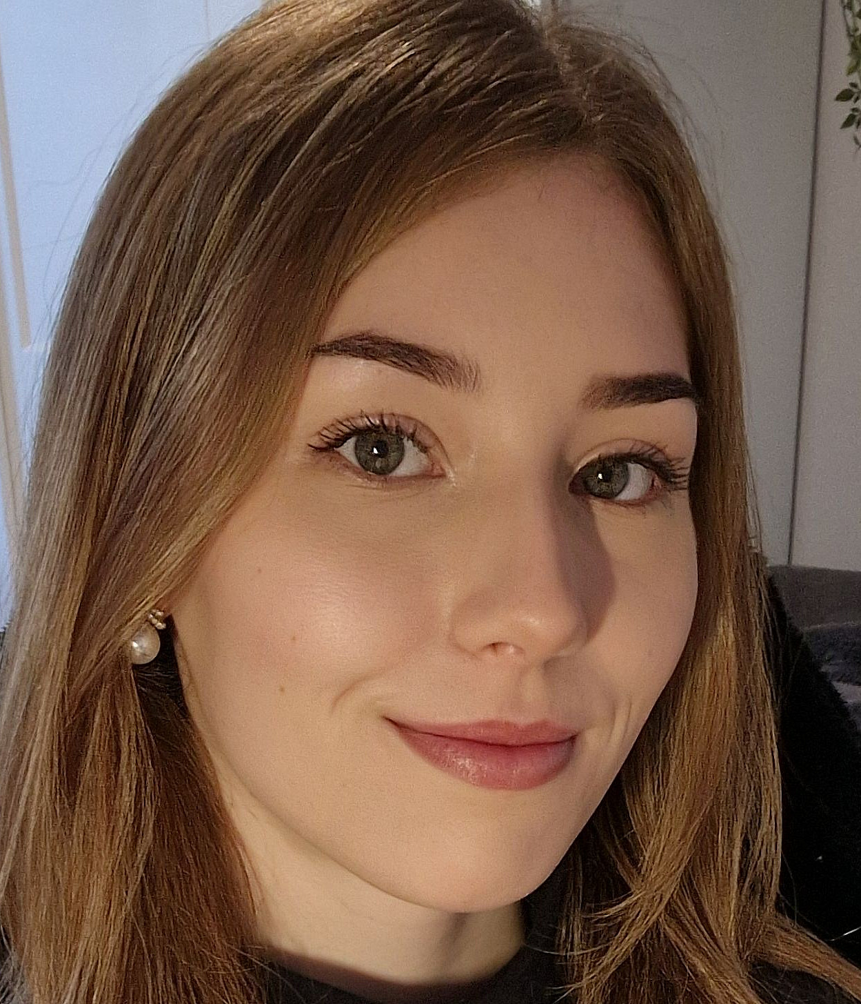 Frau Maier mit schwarzem Pullover