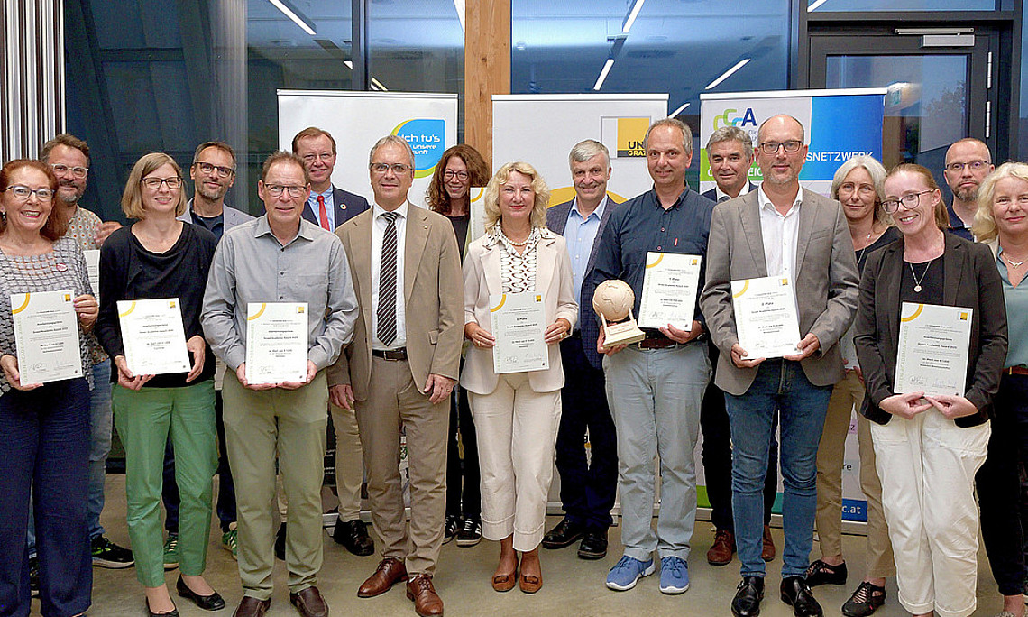 Vertreter*innen der ausgezeichneten Institutionen