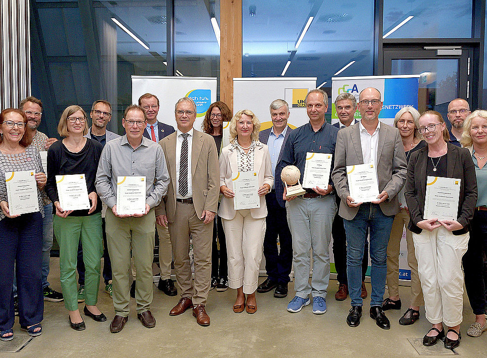 Vertreter*innen der ausgezeichneten Institutionen 