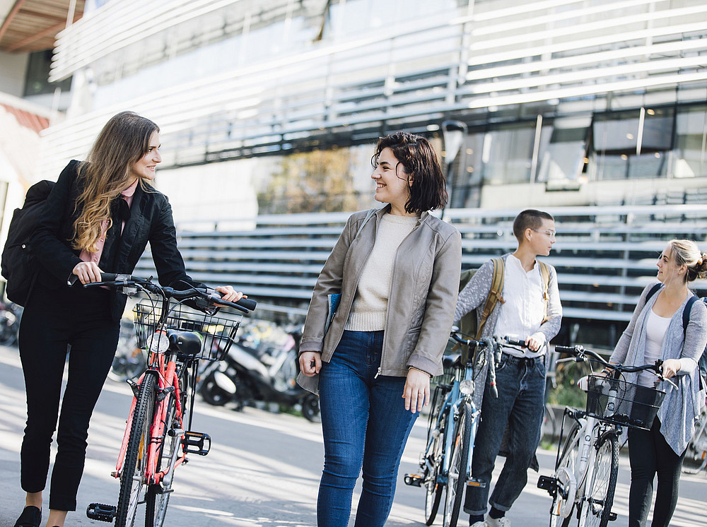 Personen spazieren am Campus der Uni Graz ©Uni Graz/Kanizaj