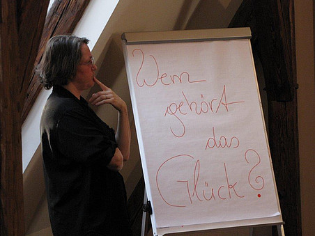 Person vor Flipchart ©Denkzeitraum