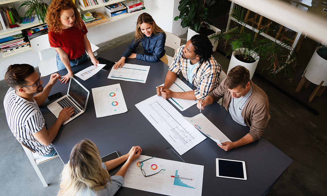 Arbeitsgruppe um Tisch
