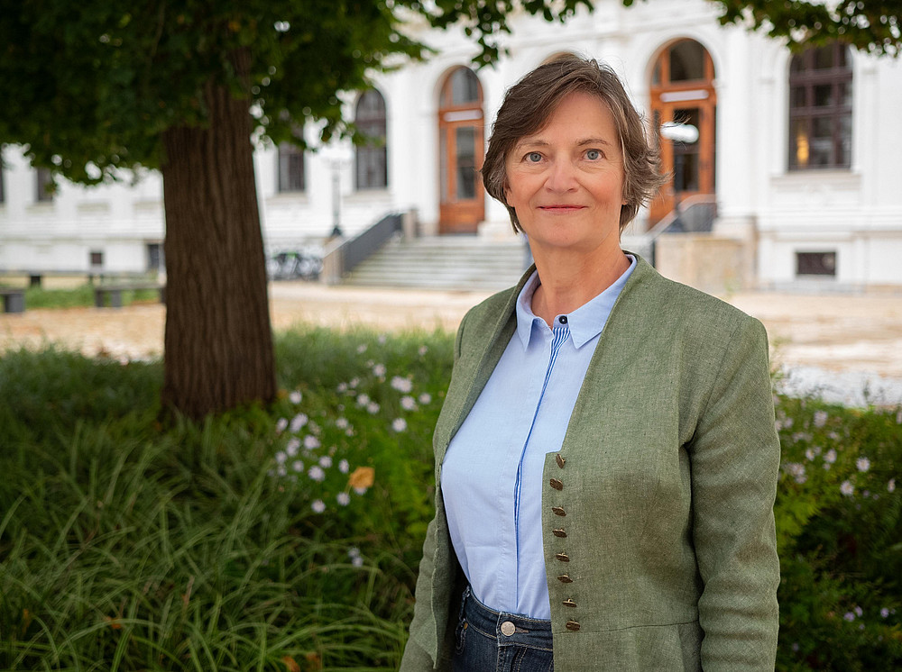 Das Bild zeigt Susanne Ferrari, die im Innenhof der Universität steht. ©Uni Graz/Radlinger