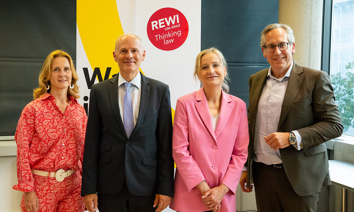 Ein Gruppenfoto von Moderatorin Ulrike Ruß und Co-Veranstalter Clemens Jaufer mit den Vortragenden Bettina Nunner-Krautgasser und Axel Reckenzaun.