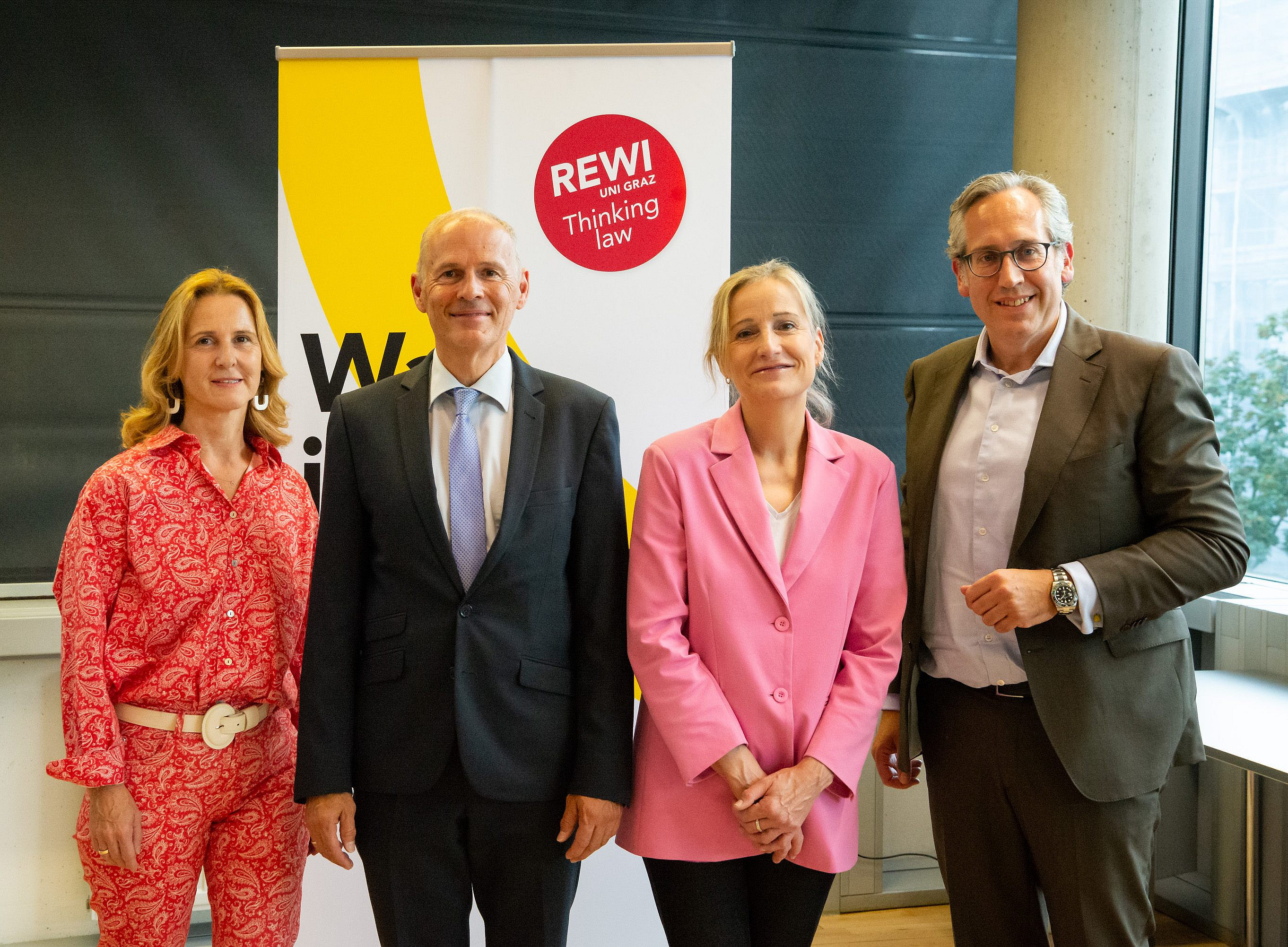 Ein Gruppenfoto von Moderatorin Ulrike Ruß und Co-Veranstalter Clemens Jaufer mit den Vortragenden Bettina Nunner-Krautgasser und Axel Reckenzaun. 