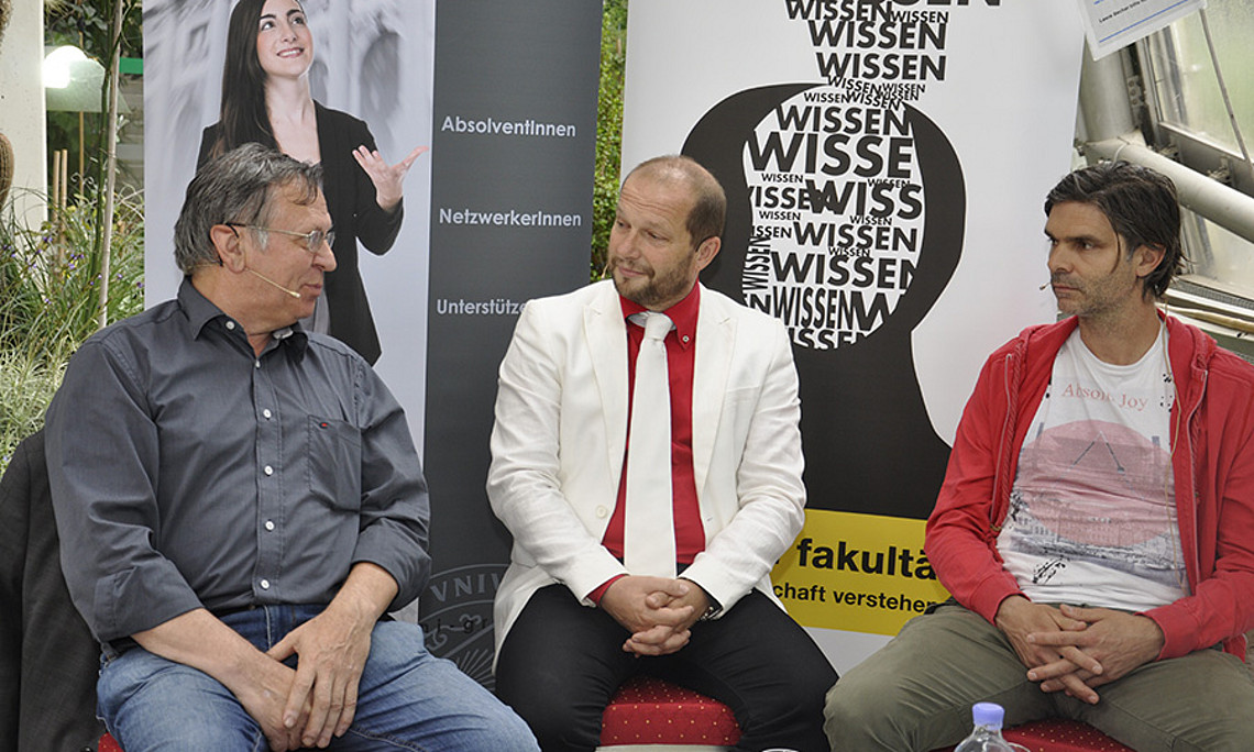 Gesellschaftsethiker Leopold Neuhold, Historiker Johannes Gießauf sowie Sprachwissenschaft-Absolvent und Ex-Profi-Kicker Gilbert Prilasnig beleuchteten unterschiedliche wissenschaftliche Aspekte des Fußballs. Foto: Uni Graz/Teubenbacher 