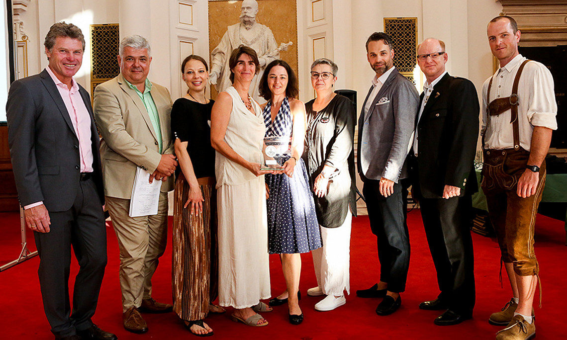 Wettkampfleiter des USI Graz Udo Beyer, Moderator Michael Wanz, Leiterin des USI Leoben Ulla Prodinger, Leiterin des Instituts für Sportwissenschaft Mireille van Poppel, Cornelia Eichner von der Med Uni Graz, Vizerektorin Renate Dworczak, Gemeinderat Philipp Hofer, USI-Leiter Gert Bernat und Wettkampfleiter des USI Leoben Bernd Tauderer (v. l.) Foto: Stefan Pajmann