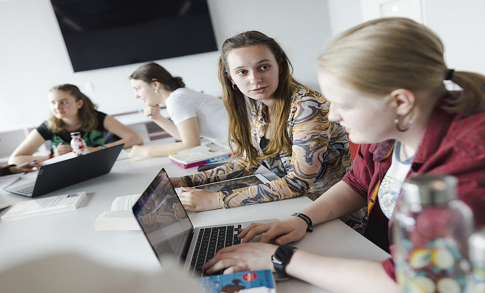 Studierende unterhalten sich