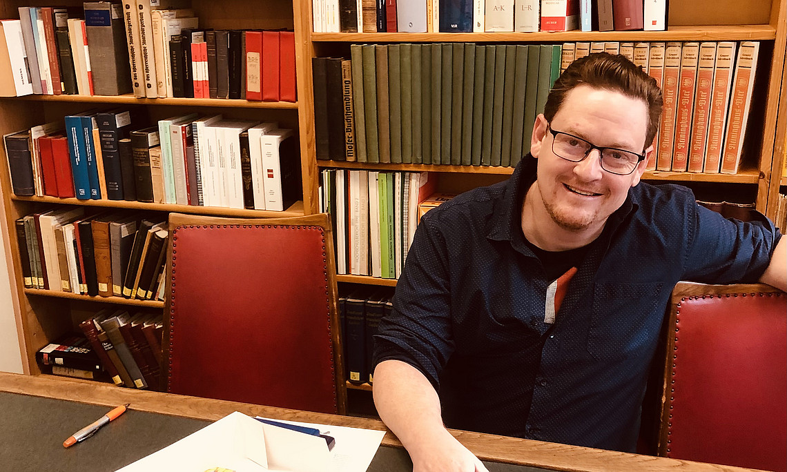 Peter Pichler im Universitätsarchiv, Photo: Stadlbauer