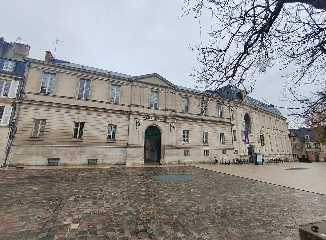 Ansicht vorne Universität 