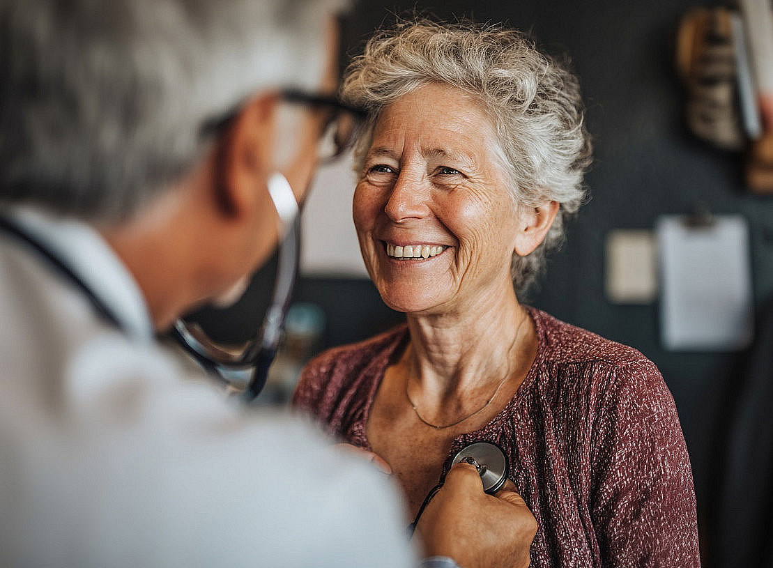 Doctor-examines-smiling-elderly-woman 