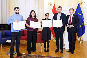 Gruppenfoto der Träger:innen des Staatspreises Geschichte innovativ mit den Urkunden und Minister Martin Polaschek