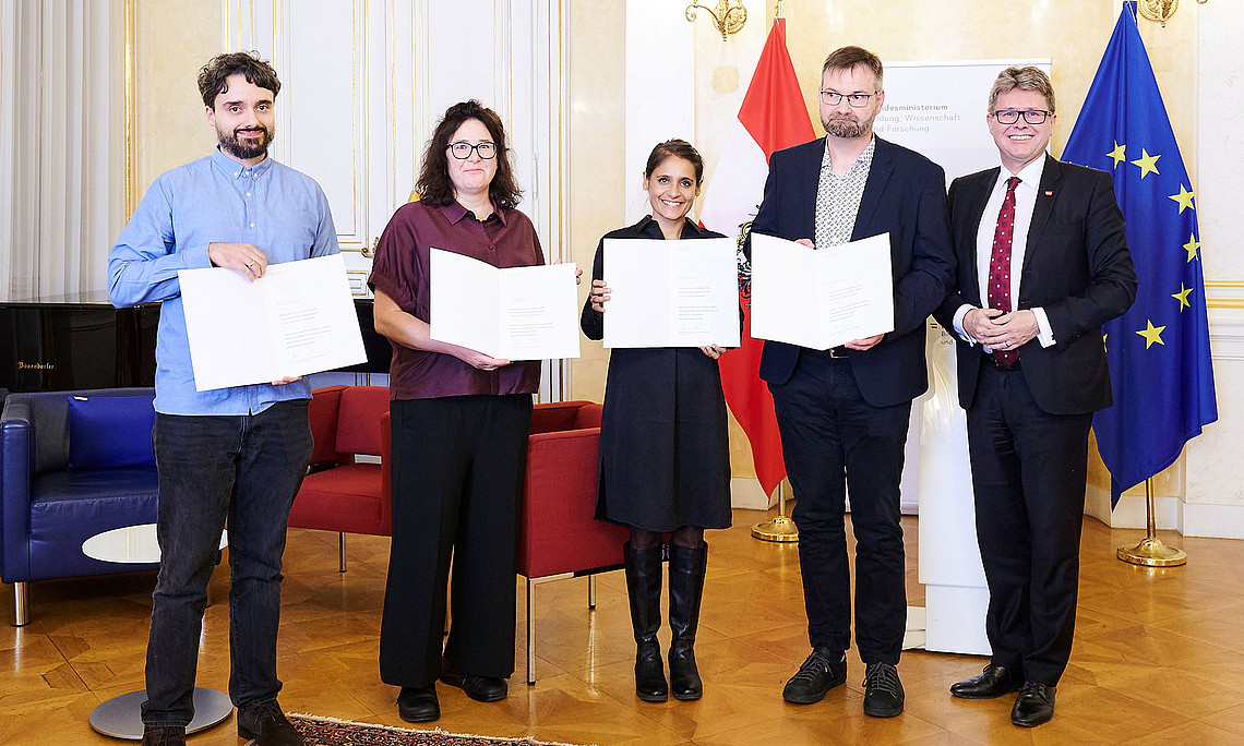 Group photo of the winners of the State Prize for Innovative History with the certificates and Federal Minister Martin Polaschek