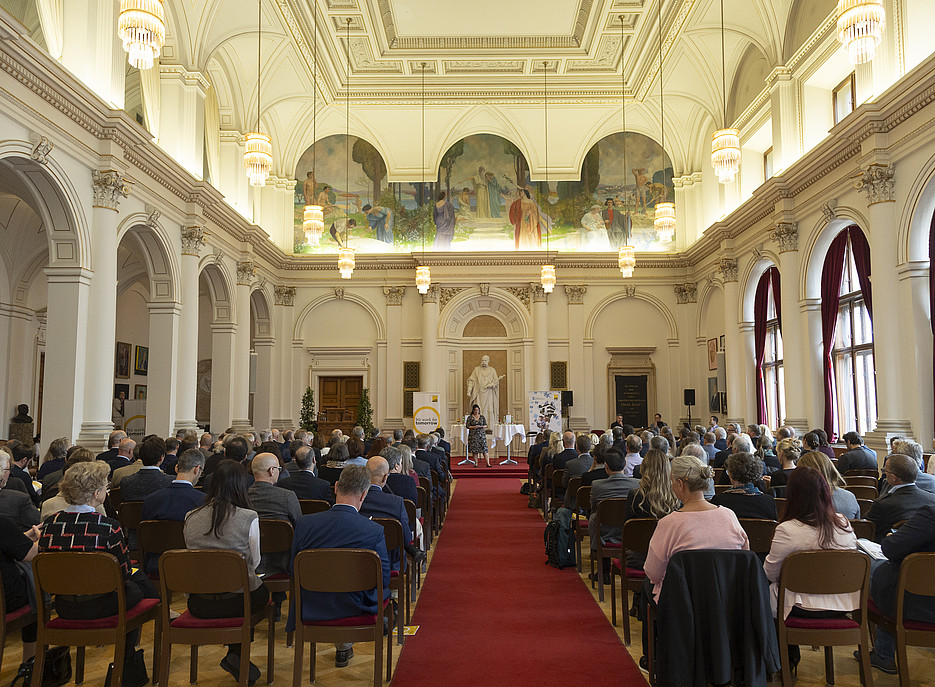 Viele Menschen sitzen in einem großen Saal ©Fotostudio Gasser