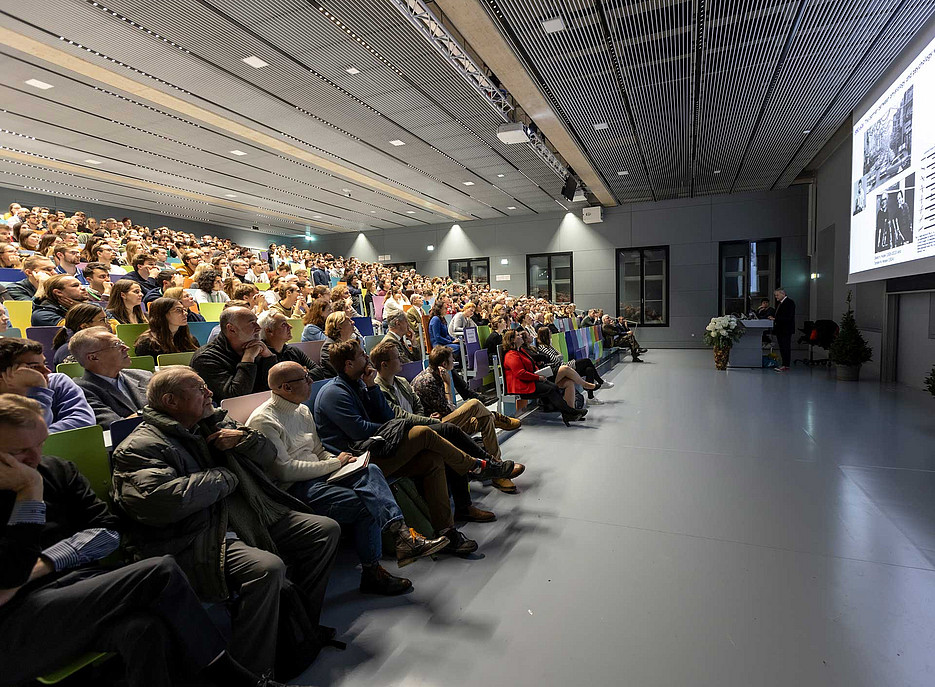 Voller Alumni-Hörsaal ©© Helmut Lunghammer