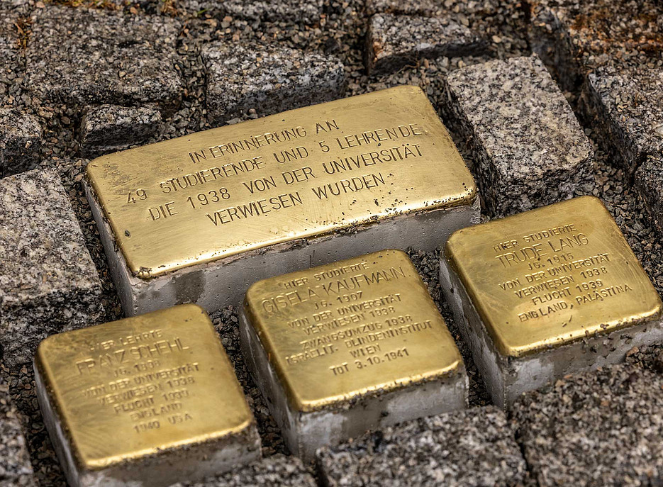 Stolpersteine vor dem Hauptgebäude ©© Helmut Lunghammer