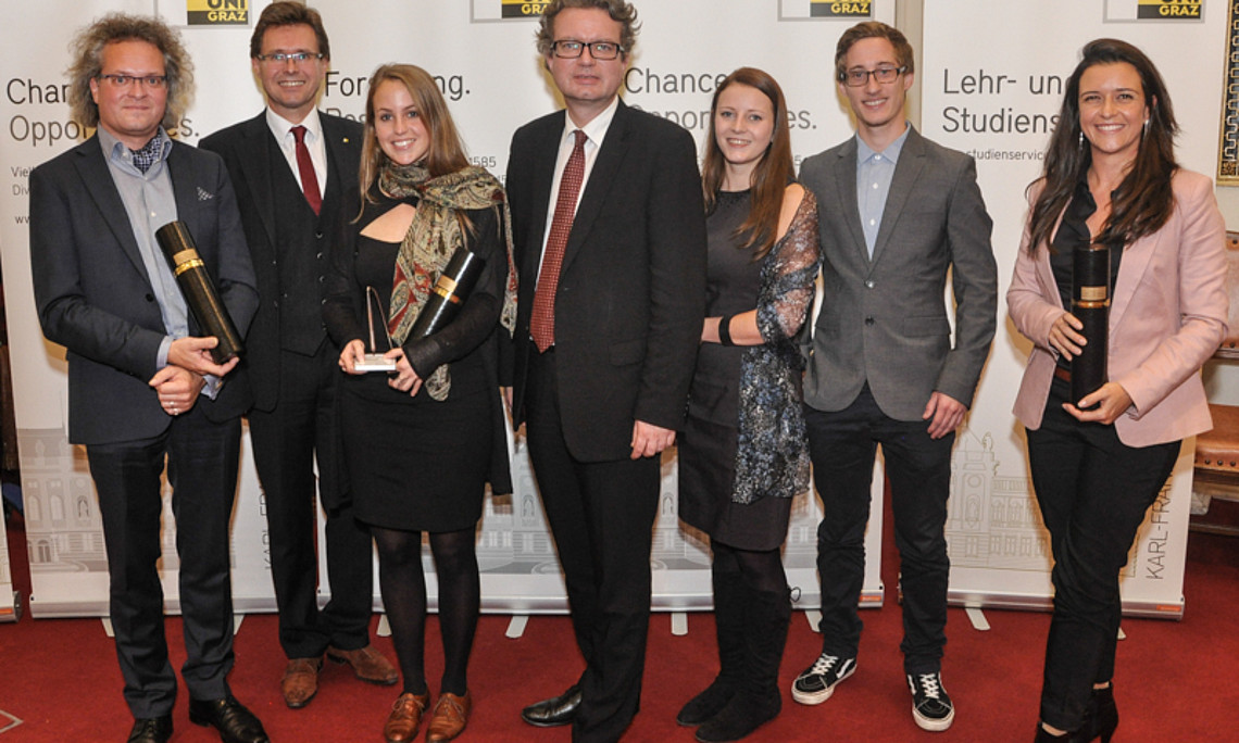 Ausgezeichnet: Landesrat Christopher Drexler (Mitte) zeichnete gemeinsam mit Vizerektor Martin Polaschek und den VertreterInnen der ÖH, Catherine Vlay und Markus Trebuch, die Lehrenden Stephan Möbius, Christina Borgoni Goncalves und Elisabeth Scherr mit