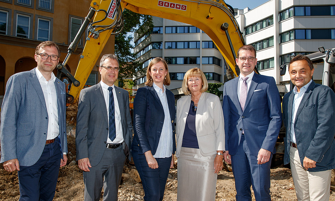 Baustart für ein neues Zentrum: ZWI-Geschäftsführer Bernhard Weber, Vizerektor Peter Riedler, Landesrätin Barbara Eibinger-Miedl, Rektorin Christa Neuper, BIG-Geschäftsführer Hans-Peter Weiss und Entrepreneur-Experte Alfred Gutschelhofer. Foto: Uni Graz/Scheriau 