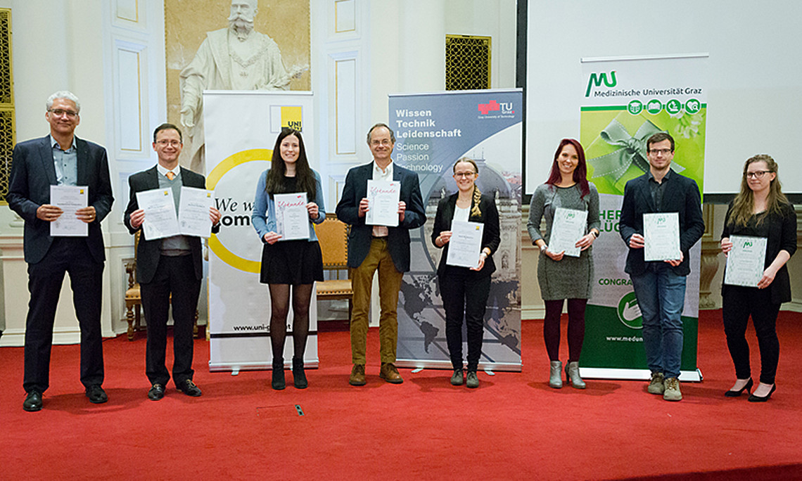 Konstantinos Kostarakos, Manfred Hartbauer, Tanja Wiesner, Anton Glieder, Sarah Bierbaumer, Julia Rieger, Markus Plass und Lisa-Marie Wagenthaler (v.l.) gehören zu den 239 ForscherInnen der Uni Graz, TU Graz und Med Uni Graz, die für ihre Erfindungen der letzten zwei Jahre am 9. November 2021 geehrt wurden. Foto: Sabine Biedermann