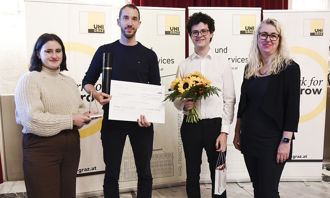 ÖH-Vorsitzende Sarah Rossmann, Lehrpreisträger Jörg Schrittwieser, stellvertr. ÖH-Vorsitzender Michael Pucher, Vizerektorin Walter-Laager (v. l.)