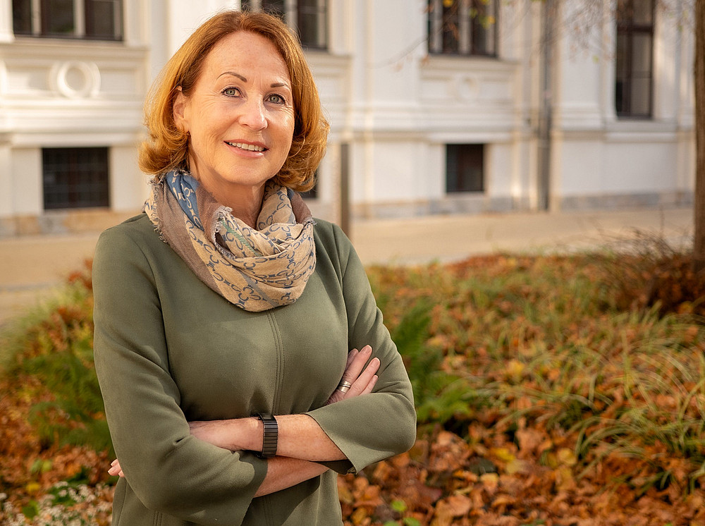Portrait von Beatrice Sommerauer im Innenhof der Uni Graz unter einem Baum ©Uni Graz/Radlinger