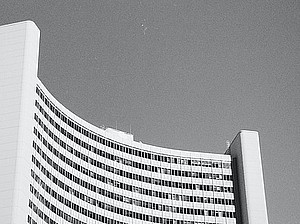 Schwarz-weiß Foto des Vienna International Centers ©Ekin-Fidel Tanriverdi auf Unsplash 