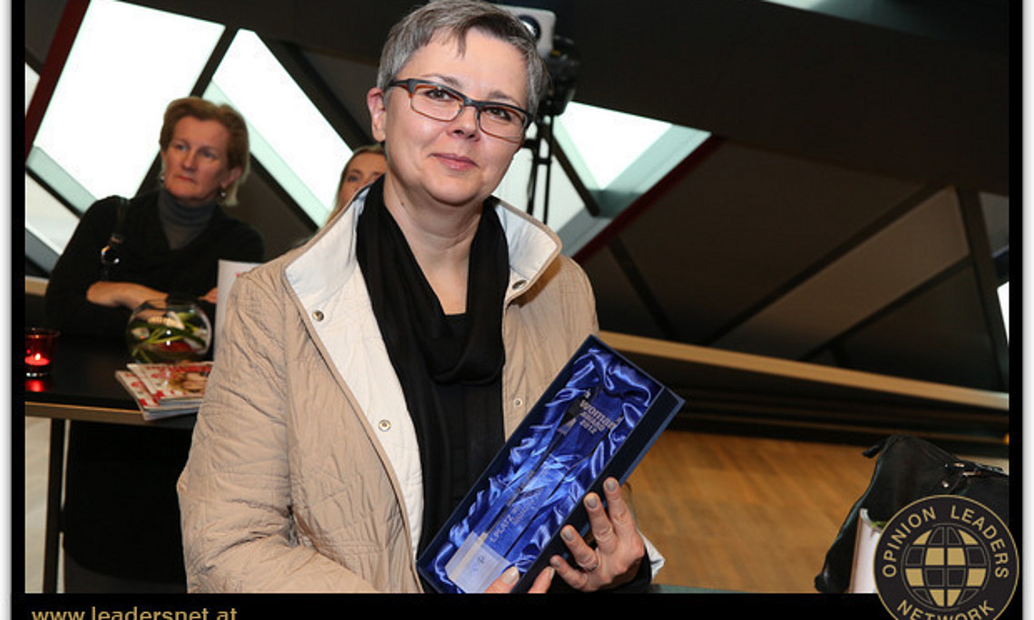Vizerektorin Dworczak hält den Preis