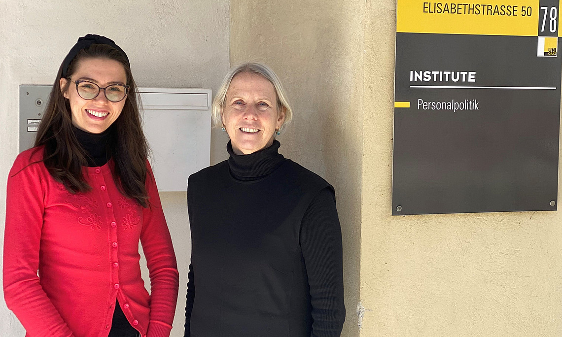 Dr. Marijana Bugarčić, Prof. Ortlieb befinden sich vor dem Institutsgebäude des Instituts für Personalpolitik