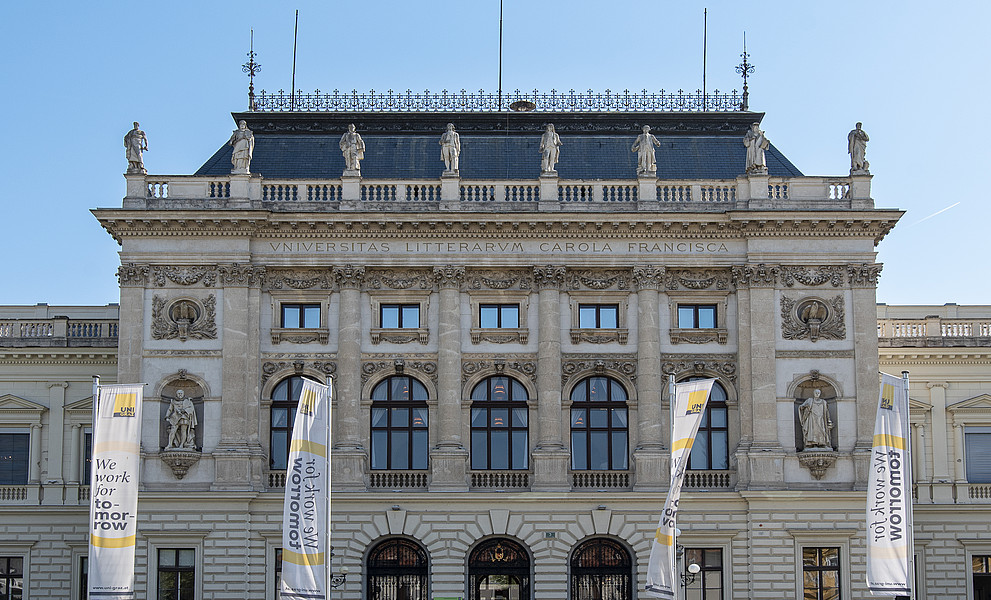 Das Hauptgebäude der Uni Graz in Zentralperspektive von vorne.