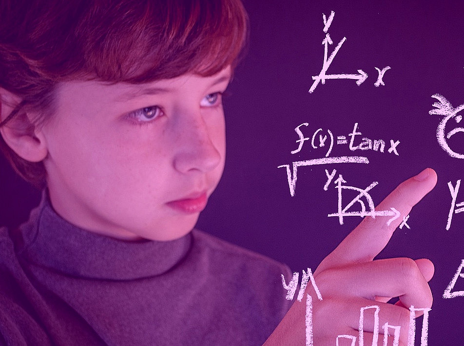Eine junge Frau stellt Berechnungen an einer virtuellen Schultafel an ©Pixabay/Gerd Altmann