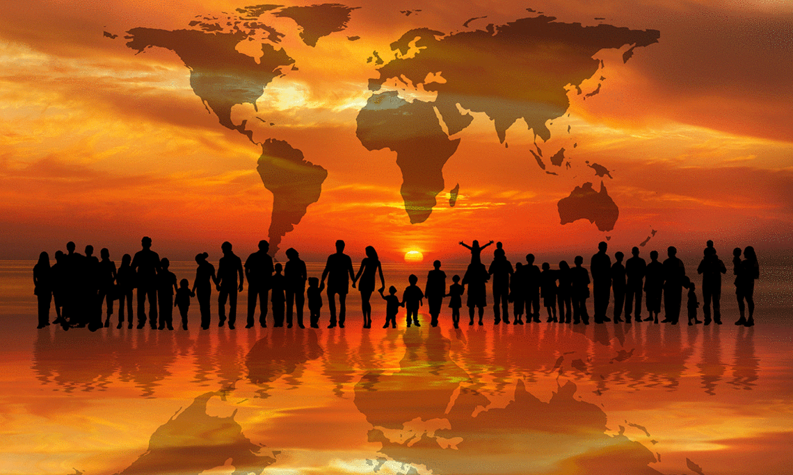 Sonnenuntergang, im Hintergrund Abbildung der Kontinente, im Vordergrund Menschen Hand in Hand. Foto: pixabay