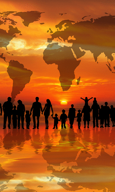 Sonnenuntergang, im Hintergrund Abbildung der Kontinente, im Vordergrund Menschen Hand in Hand. Foto: pixabay