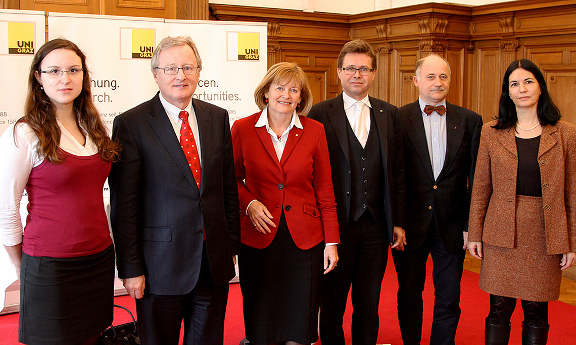 Gemeinsames Maßnahmenpaket fürs Pharmazie-Studium: Studierendenvertreterin Amm, Institutsleiter Bauer, Rektorin Neuper, Vizerektor Polaschek, Apothekerkammer-Präsident Kobinger und Vizestudiendekanin Athenstaedt (v. l.)