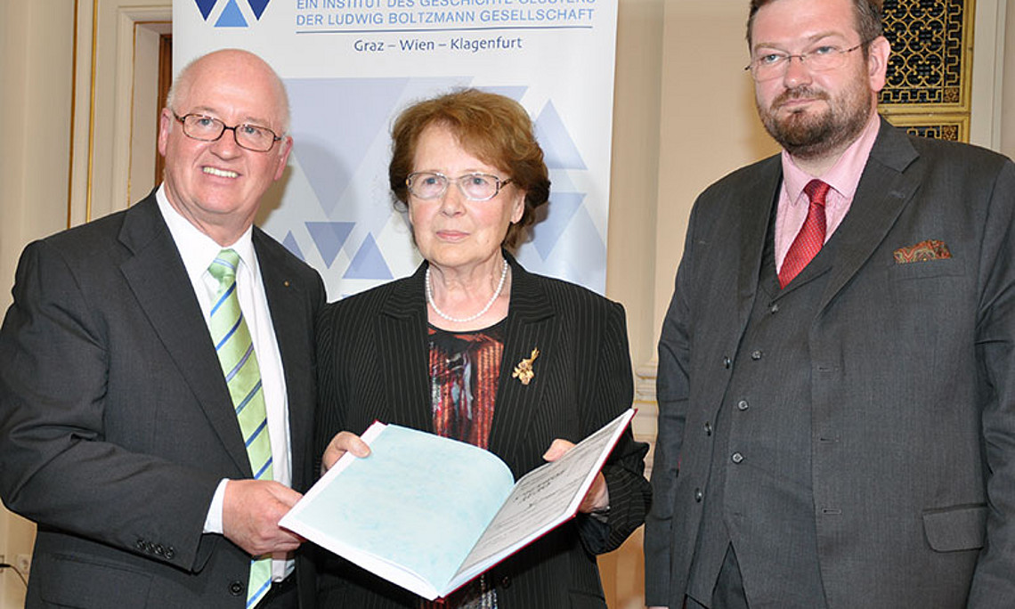Stefan Karner (l.) überreichte den 12.000sten NKWD-Personalakt an Familie Haidinger.