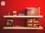 Regal mit Boxen mit britischer und US-Flagge