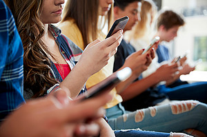 Kinder schauen aufs Handy ©Monkey Business - stock.adobe.com