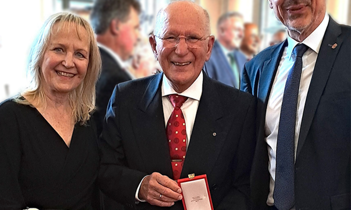 (von rechts nach links) Rektor der Kunstuniversität Graz, ao. Univ.-Prof. MMag. Dr. Georg Schulz, Ao.Univ.-Prof.i.R. Dr. Willibald Plessas und Frau Dr. Ulrike Erhart-Sauseng, Vizepräsidentin bei der Gesellschaft der Freunde der KUG. - Foto: Uni Graz / Weiss
