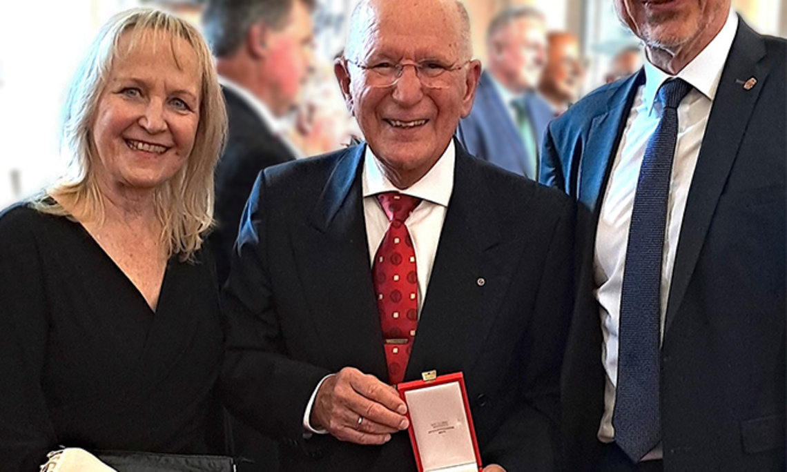 (von rechts nach links) Rektor der Kunstuniversität Graz, ao. Univ.-Prof. MMag. Dr. Georg Schulz, Ao.Univ.-Prof.i.R. Dr. Willibald Plessas und Frau Dr. Ulrike Erhart-Sauseng, Vizepräsidentin bei der Gesellschaft der Freunde der KUG. - Foto: Uni Graz / Weiss