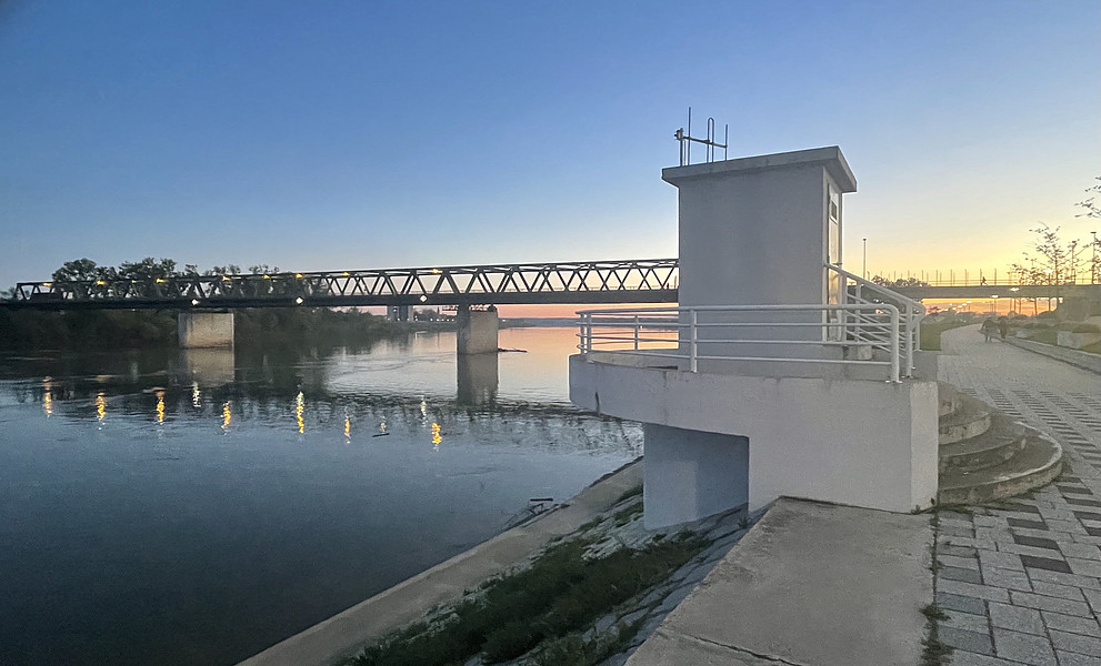 Eine Brücke über einen Fluss