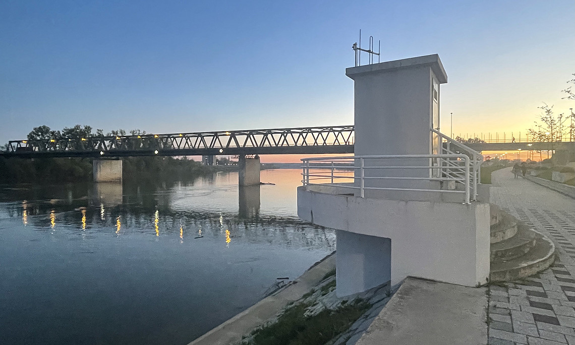 Eine Brücke über einen Fluss