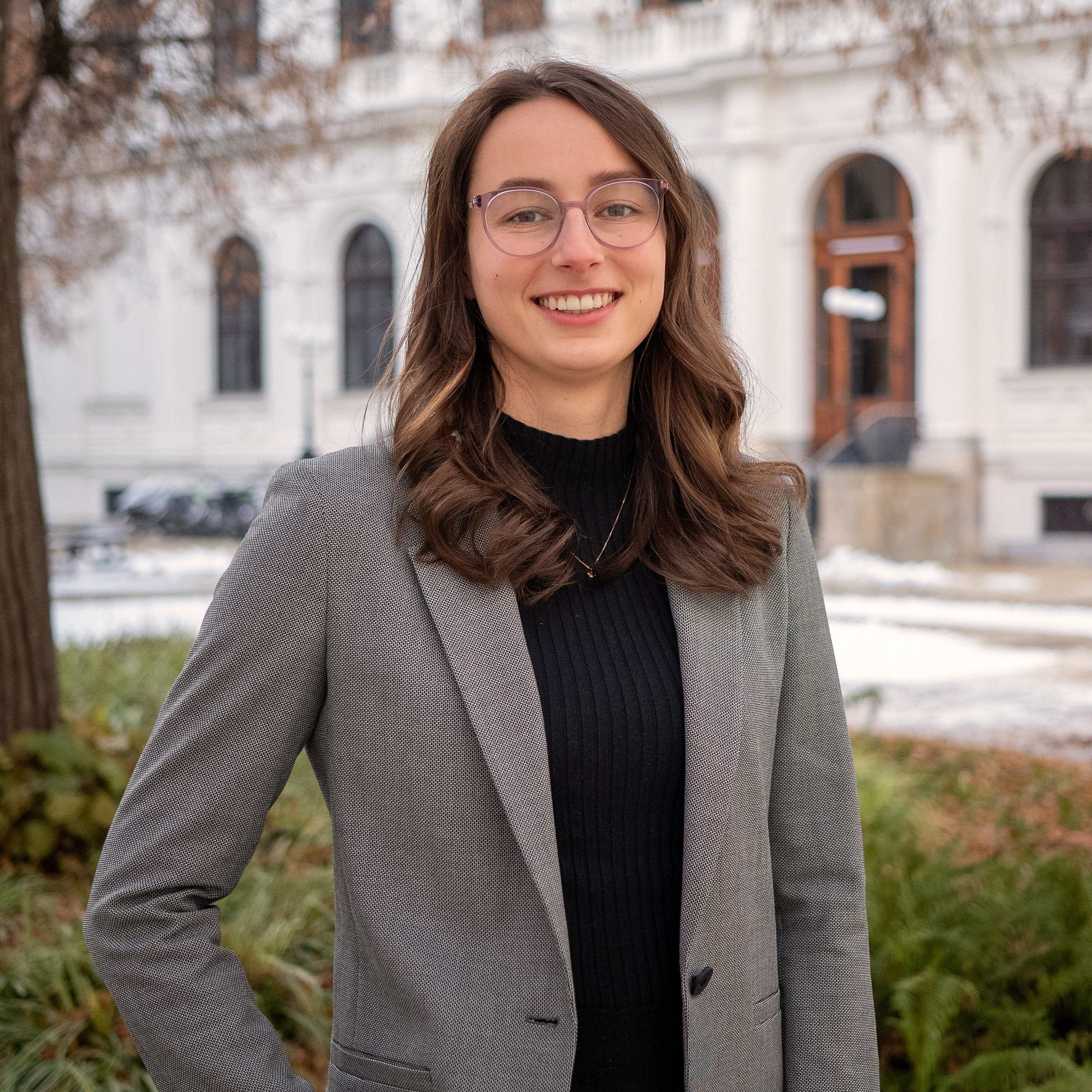 Mag. Raile im Innenhof der Universität Graz