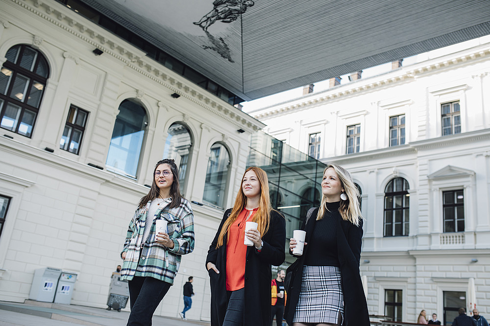 Studierende vor Bibliothek ©Uni Graz/Kanizaj