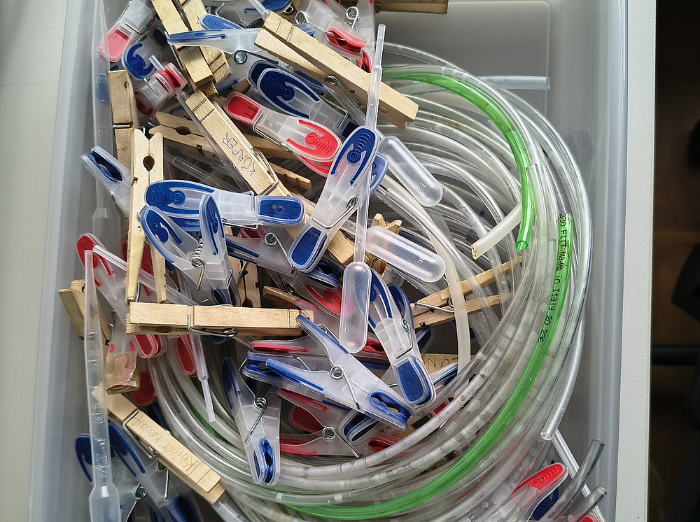 Schläuche und Sezierbecken ©DINAMA Uni Graz