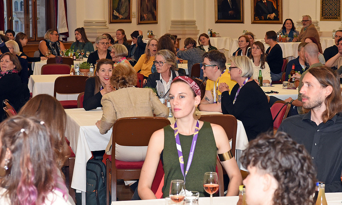 volle Aula bei der Feier zum 30-Jahr-Jubiläum der KO-Stelle