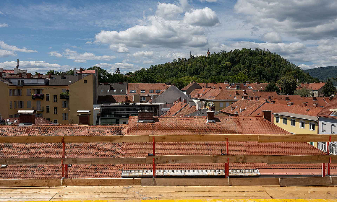 Blick von der Baustelle auf den Grazer Schloßberg