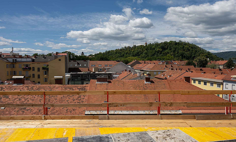 Blick von der Baustelle auf den Grazer Schloßberg