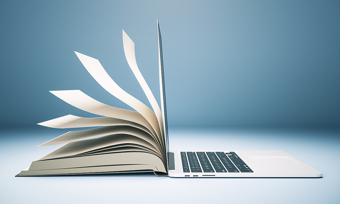 linke Hälfte Buch, rechte Hälfte Laptop