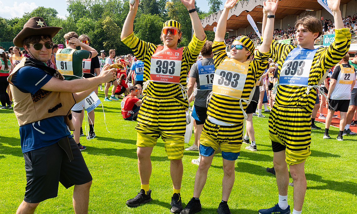 eine als Sheriff und drei Sträflinge verkleidete Kleeblattlauf-Staffel